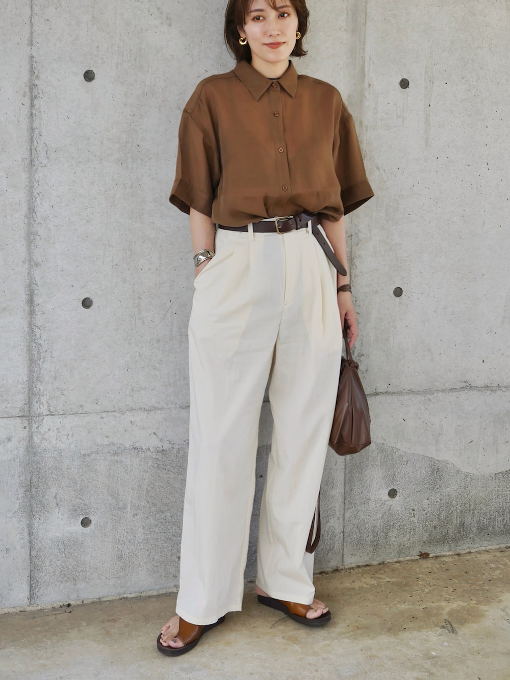 ブラウン系のシャツ/ブラウス、ホワイト系のスラックス、ブラウン系のショルダーバッグを着用したレディースの夏コーディネートの5枚目の写真