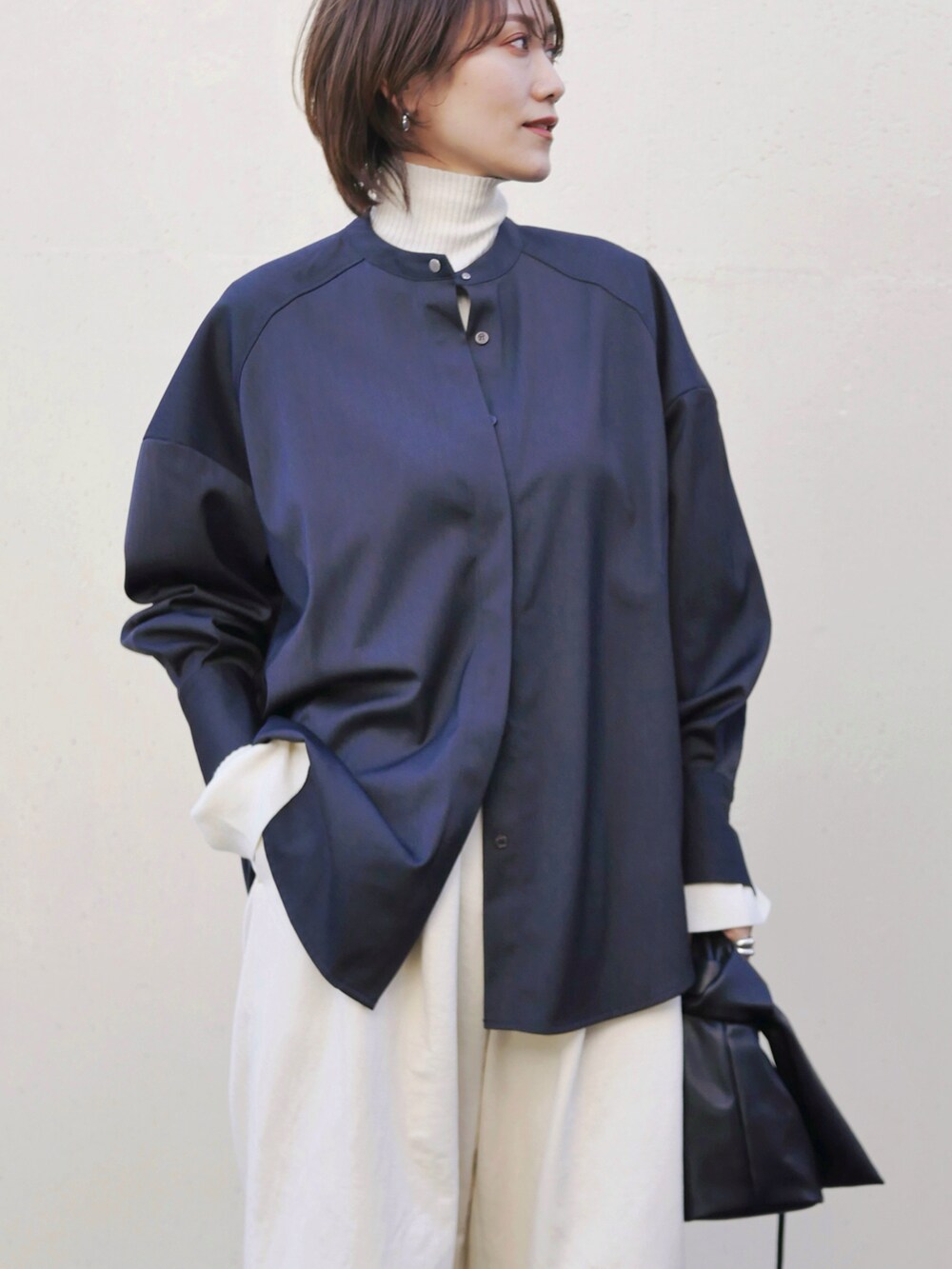 グレー系のシャツ/ブラウス、ホワイト系のニット/セーター、ホワイト系のその他パンツを着用したレディースの冬コーディネートの4枚目の写真