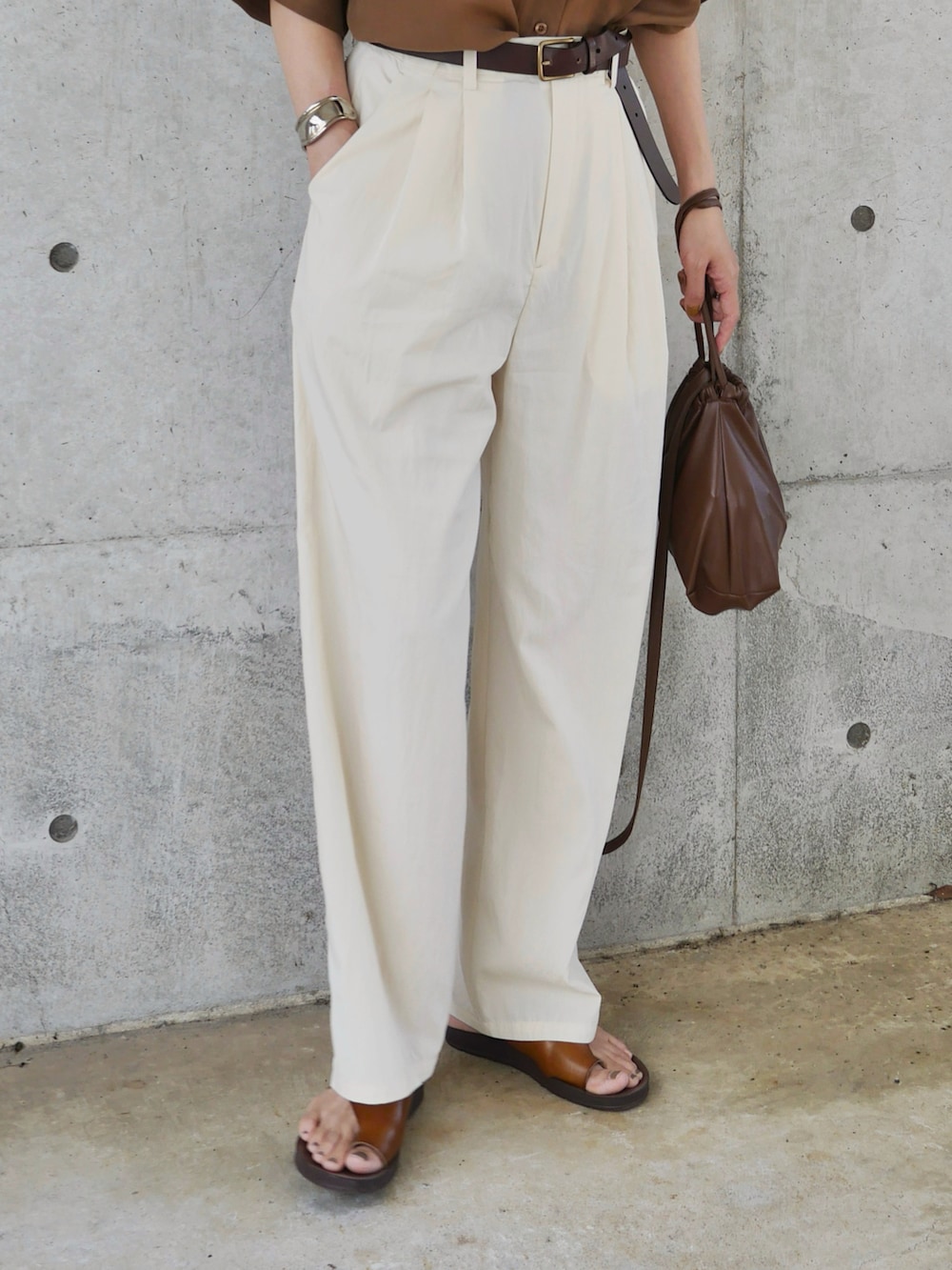 ブラウン系のシャツ/ブラウス、ホワイト系のスラックス、ブラウン系のショルダーバッグを着用したレディースの夏コーディネートの4枚目の写真