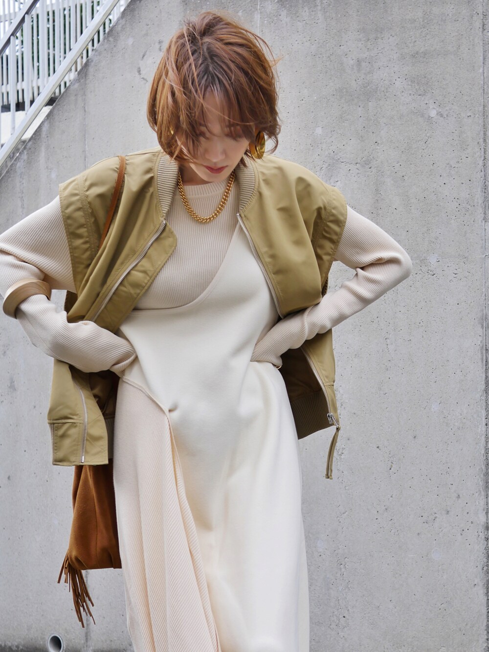 「春コーデ、春服みてみて、ベスト、レイヤードスタイル、ロングワンピース、淡色コーデ、ショートブーツ、MA-1、きれいめカジュアル、骨格ナチュラル、高身長女子、高身長コーデ、ワントーンコーデ、ベージュ、今日のコスメと服」｜「Maisones.のTangle Shifted Dress | タングル シフト ワンピース（ワンピース、ホワイト系）」を使った、金子三記(miki)さん（骨格ナチュラル・レディース・170cm）の春コーディネートの5枚目の写真