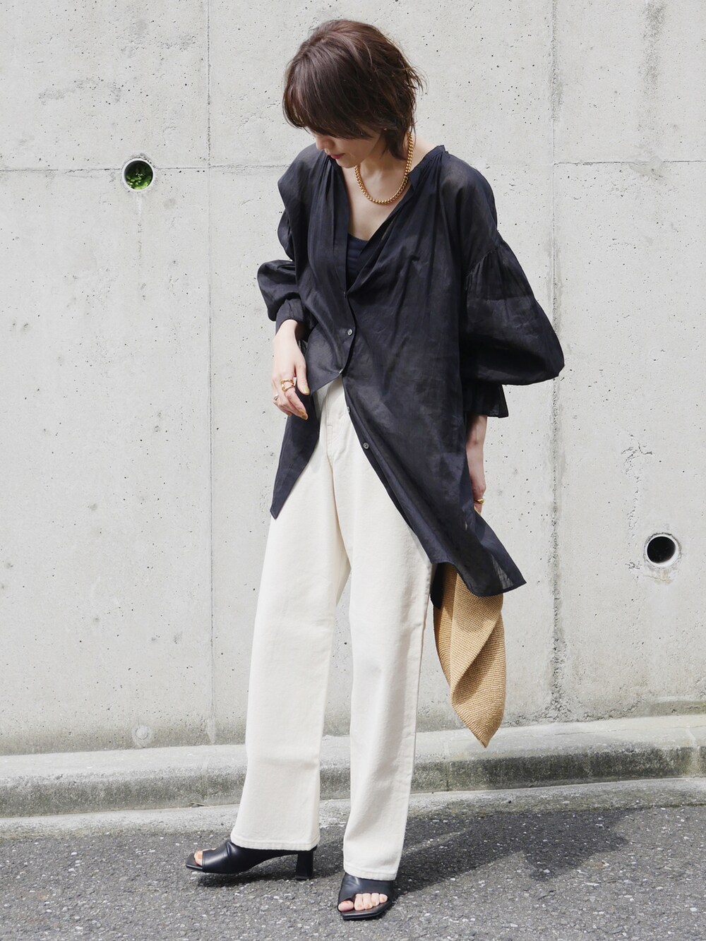 ブラック系のシャツ/ブラウス、ホワイト系のデニムパンツ、ブラック系のサンダルを着用したレディースの夏コーディネートの2枚目の写真