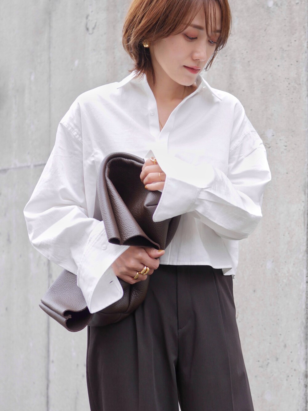 「ショート丈トップス、シャツスタイル、白シャツ、ユニクロ、UNIQLO、スラックス、コンバース、シンプルコーデ、きれいめカジュアル、オフィスカジュアル、今日のコスメと服、カラーパンツ、春コーデ、骨格ナチュラル、プチプラ」｜「M TO Rの［BLOUSE］2WAY TIE DOCKING CROPPED SHIRTS（シャツ/ブラウス、ホワイト系）」を使った、金子三記(miki)さん（骨格ナチュラル・レディース・170cm）の春コーディネートの3枚目の写真