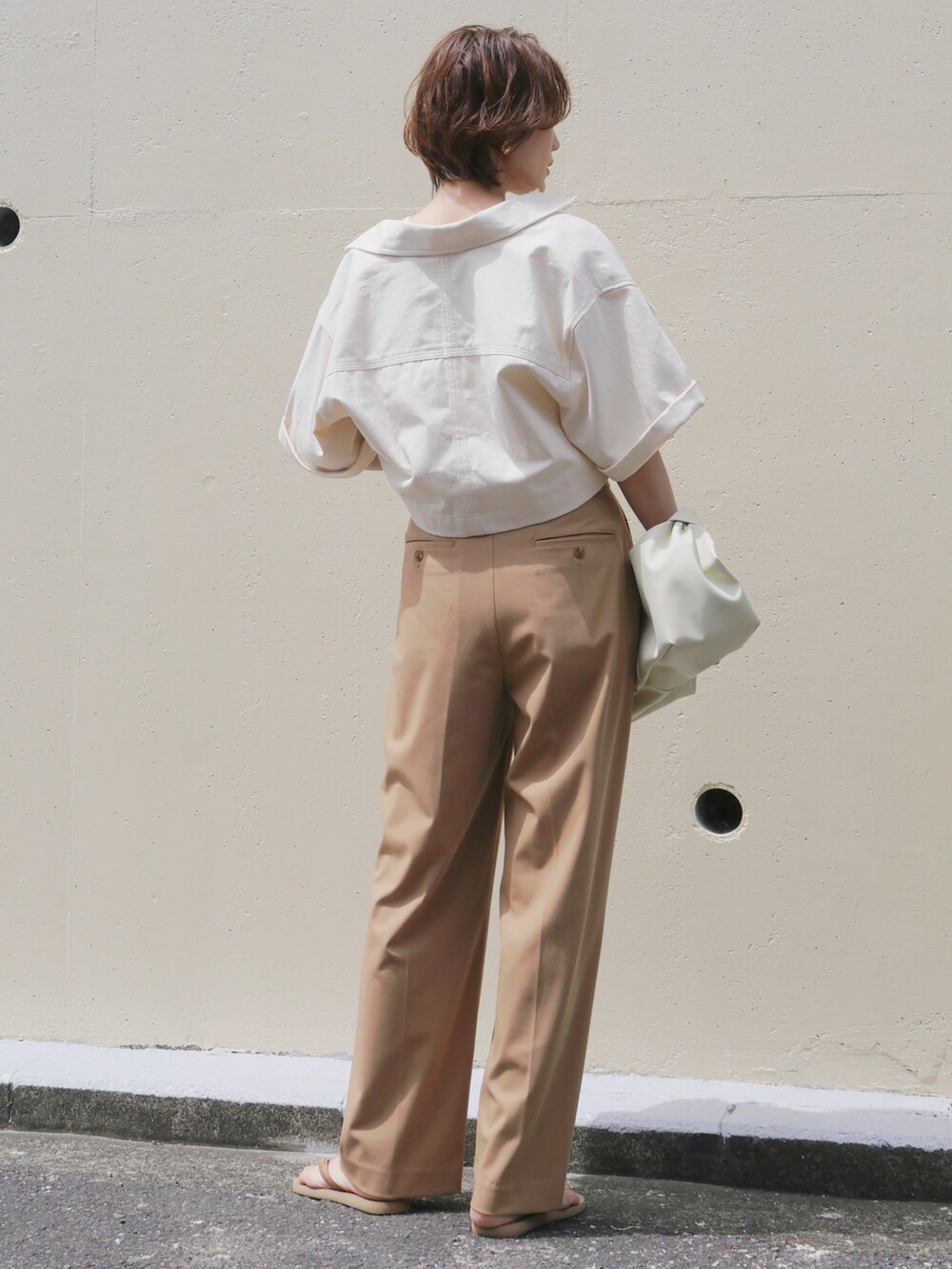 ホワイト系のショルダーバッグ、ベージュ系のサンダル、ホワイト系のシャツ/ブラウスを着用したレディースの夏コーディネートの5枚目の写真