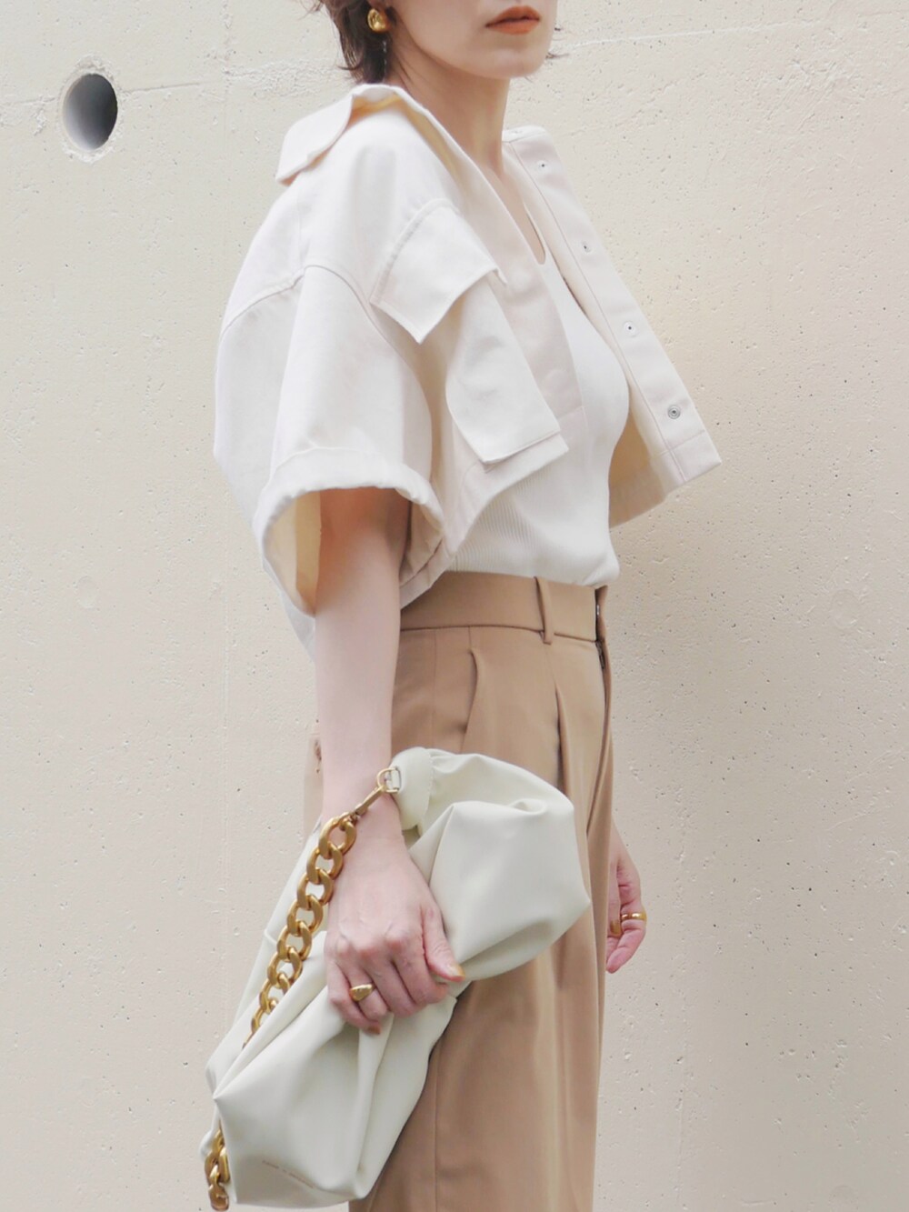 ホワイト系のショルダーバッグ、ベージュ系のサンダル、ホワイト系のシャツ/ブラウスを着用したレディースの夏コーディネートの3枚目の写真