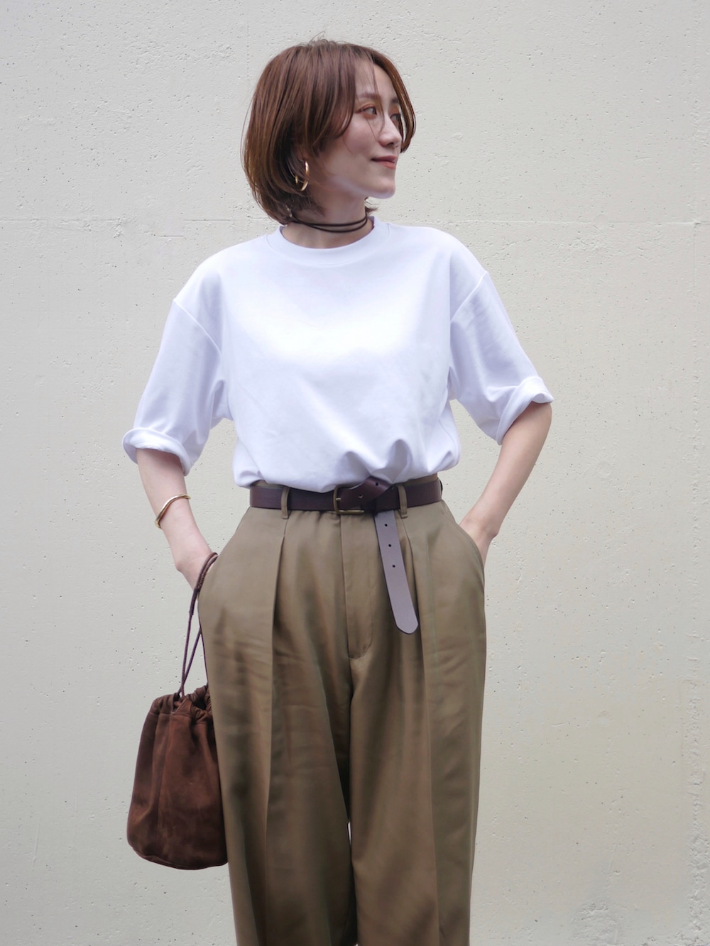 「きれいめカジュアル、シンプルコーデ、メンズライク、白Tシャツ、プチプラ、UNIQLO、夏コーデ、初夏コーデ、大人カジュアル、休日スタイル、骨格ナチュラル、高身長女子、高身長コーデ、スラックス、イエベ秋」|「MAISON SPECIALの《UNISEX》Lyocell Twill Chambray Prime-Wide One-Tuck Pants/リヨセルツイルシャンブレープライムワイドワンタックパンツ【MAISON SPECIAL/メゾンスペシャル】■セットアップ対応■(スラックス、グリーン系)」を使った、金子三記(miki)さん(骨格ナチュラル・レディース・170cm)の春コーディネートの3枚目の写真