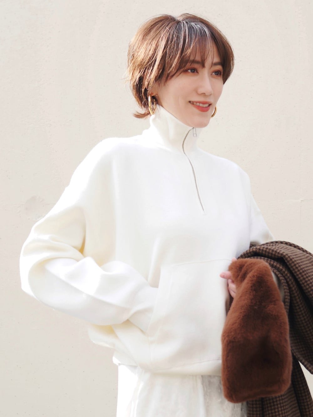 「今日のコスメと服、ロングスカート、ホワイトコーデ、お出かけコーデ、休日スタイル、ベロア、ファーバッグ、ハーフジップ、ニット、きれいめカジュアル、冬コーデ、PR、骨格ナチュラル、高身長女子、大人カジュアル」｜「BEAUTY&YOUTH UNITED ARROWSの【WEB限定】スポンディッシュニット ハーフジッププルオーバー -ウォッシャブル-（ニット/セーター、ホワイト系）」を使った、金子三記(miki)さん（骨格ナチュラル・レディース・170cm）の冬コーディネートの2枚目の写真