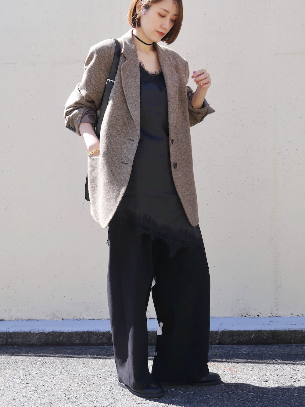 ブラック系のショルダーバッグ、ブラック系のその他パンツ、ブラック系のワンピースを着用したレディースの春コーディネートの2枚目の写真