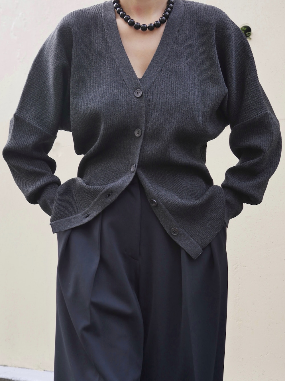 ブラック系のカーディガン/ボレロ、ブラック系のその他パンツ、ブラック系のスニーカーを着用したレディースの秋コーディネートの4枚目の写真