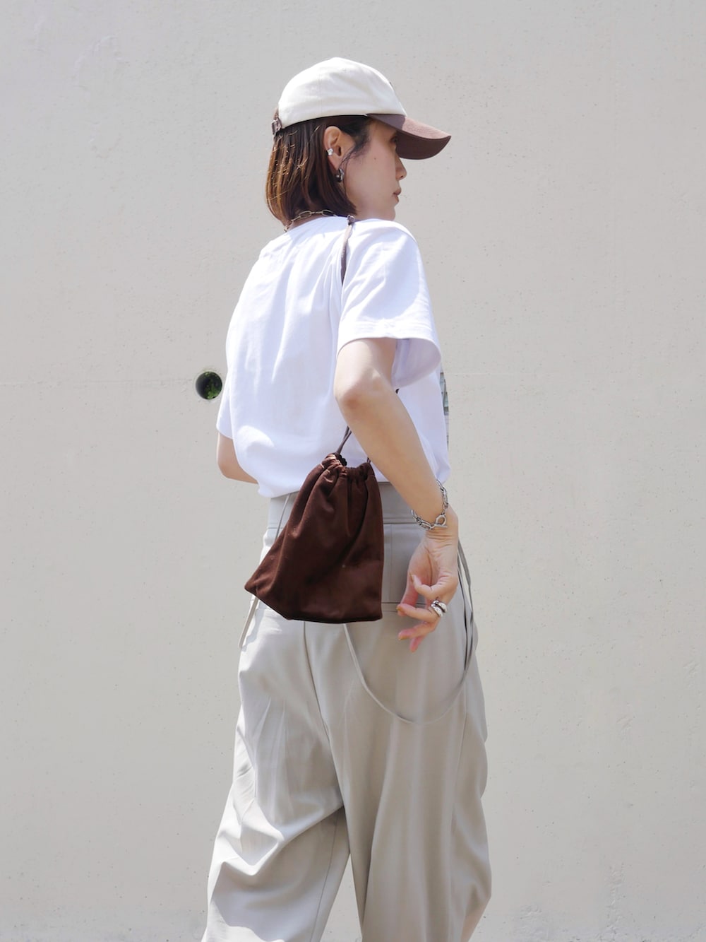 「サスペンダー、プリントT、Tシャツ、ショルダーバッグ、サンダル、キャップ、淡色コーデ、骨格ナチュラル、イエベ秋、高身長女子、休日スタイル、お出かけコーデ、プチプラ、夏コーデ、白Tシャツ」｜「mouのシンプルフープミディアムピアス（ピアス（両耳用）、シルバー系）」を使った、金子三記(miki)さん（骨格ナチュラル・レディース・170cm）の春コーディネートの5枚目の写真