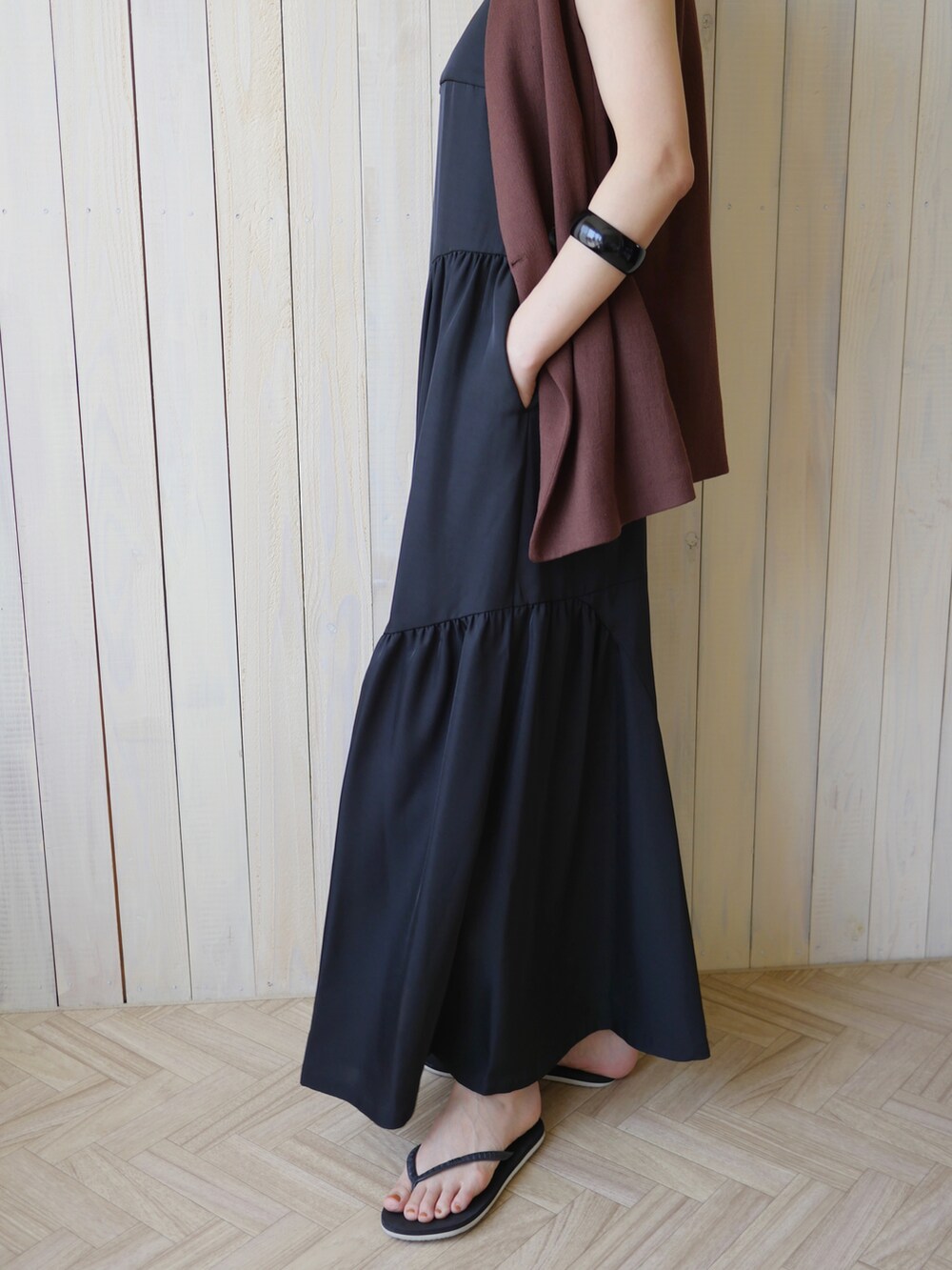 ブラック系のワンピース、ブラウン系のその他アウター、ベージュ系のかごバッグを着用したレディースの夏コーディネートの5枚目の写真