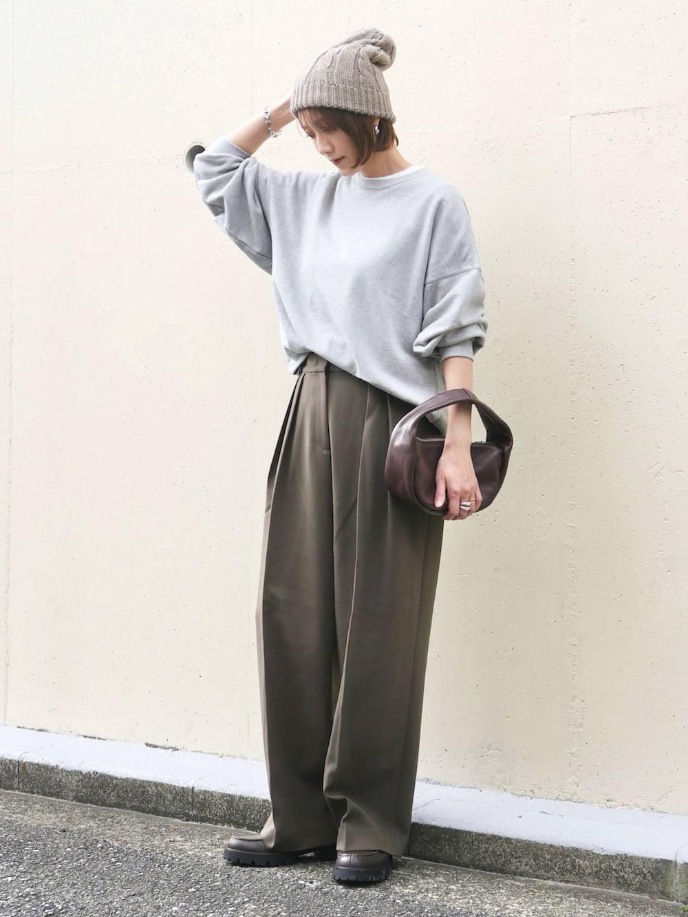 グリーン系のその他パンツ、レッド系のハンドバッグ、ブラウン系のローファーを着用したレディースの秋コーディネートの2枚目の写真