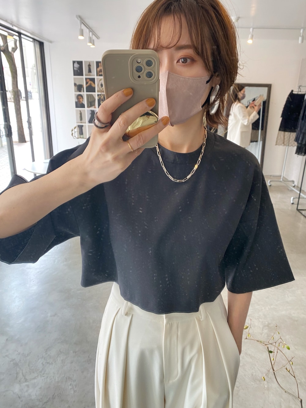 ホワイト系のその他パンツ、ブラック系のブーツ、ブラック系のTシャツ/カットソーを着用したレディースの春コーディネートの2枚目の写真