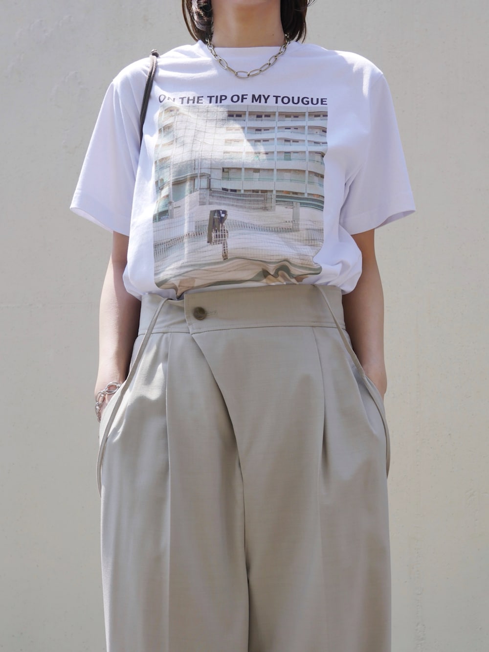 「サスペンダー、プリントT、Tシャツ、ショルダーバッグ、サンダル、キャップ、淡色コーデ、骨格ナチュラル、イエベ秋、高身長女子、休日スタイル、お出かけコーデ、プチプラ、夏コーデ、白Tシャツ」｜「mouのシンプルフープミディアムピアス（ピアス（両耳用）、シルバー系）」を使った、金子三記(miki)さん（骨格ナチュラル・レディース・170cm）の春コーディネートの2枚目の写真