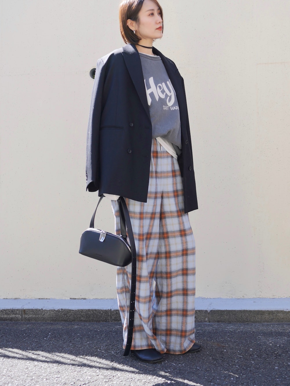 ブルー系のその他パンツ、ブラック系のテーラードジャケット、ブラック系のスウェットを着用したレディースの春コーディネートの2枚目の写真