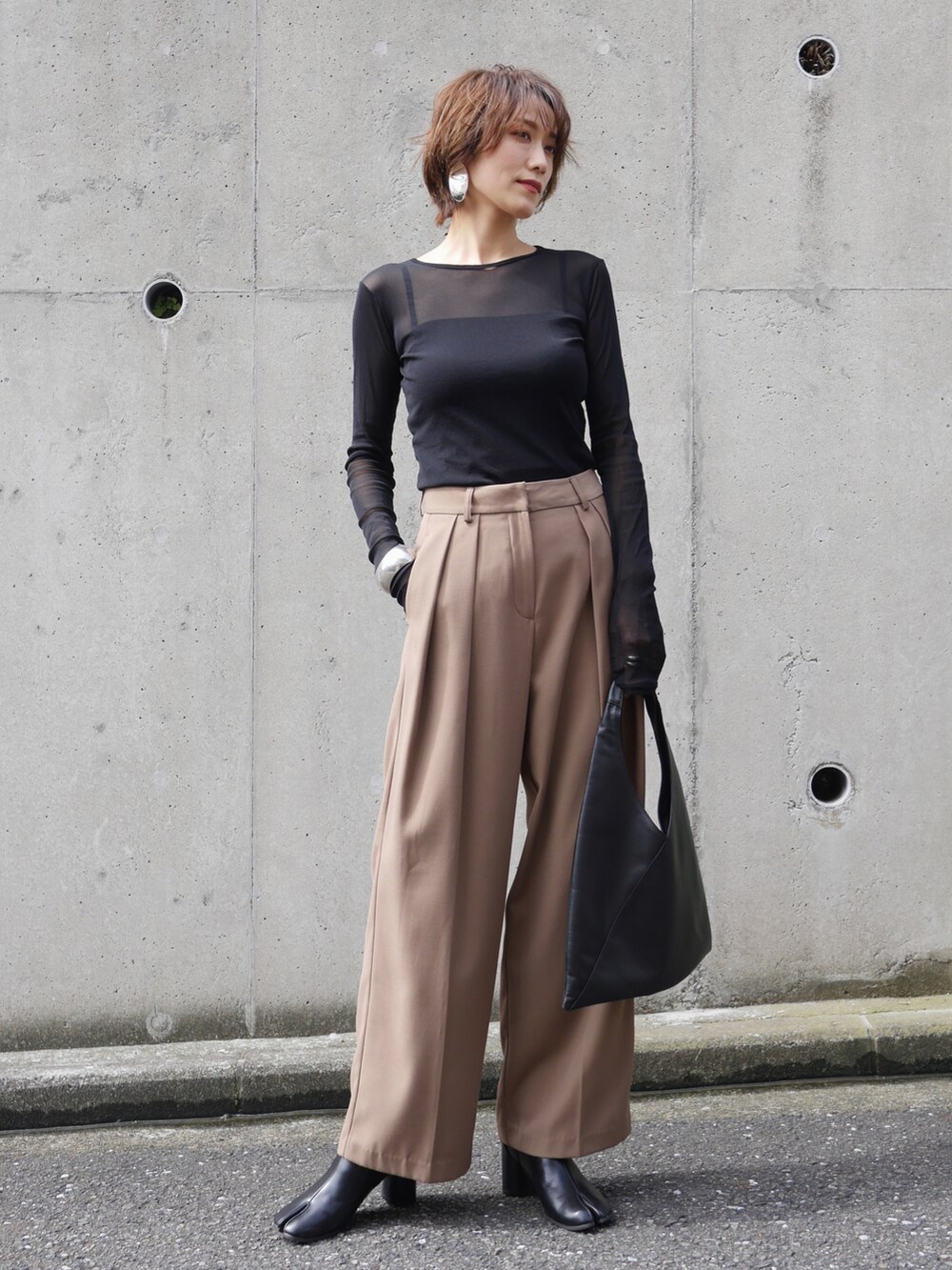 「ロンT、シアー、シアートップス、シースルー、シースルートップス、透け感、ワイドパンツ、タックイン、モード、足袋ブーツ、ブーツ、秋コーデ、ベージュ、ハイウエスト、大人カジュアル」｜「MAISON SPECIALのプレミアムパワーメッシュクルートップス【MAISON SPECIAL/メゾンスペシャル】（Tシャツ/カットソー、ブラック系）」を使った、金子三記(miki)さん（レディース・170cm）の秋コーディネートの3枚目の写真