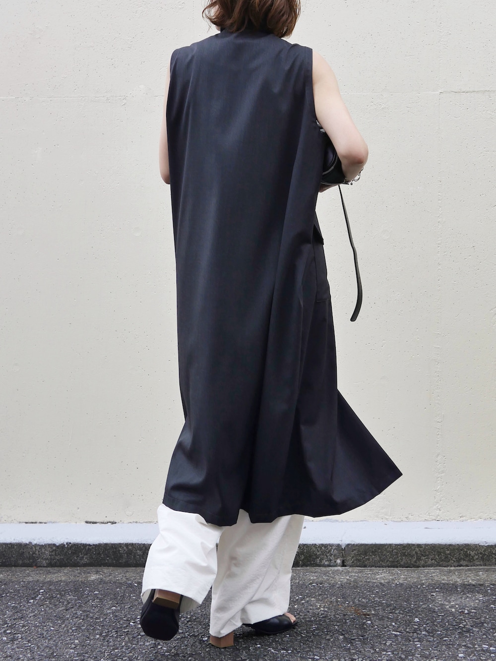 「秋服準備はじめました、モノトーン、モノトーンコーデ、サンダル、ノースリーブ、メガネ女子、サングラス、レイヤードスタイル、ワンピース、高身長女子、高身長コーデ、骨格ナチュラル、お出かけコーデ、休日スタイル、モード」｜「mizuiroindのmizuiro ind ポケット付きスタンドカラーワンピース（ワンピース、グレー系）」を使った、金子三記(miki)さん（骨格ナチュラル・レディース・170cm）の夏コーディネートの4枚目の写真