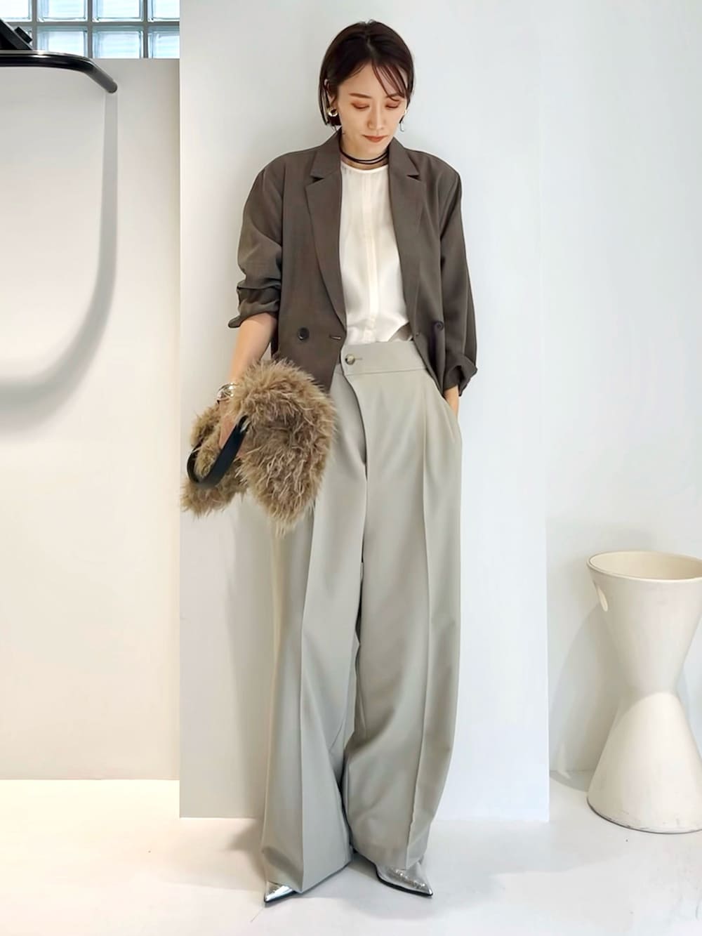 ベージュ系のテーラードジャケット、ベージュ系のショルダーバッグ、ベージュ系のスラックスを着用したレディースの秋コーディネートの5枚目の写真