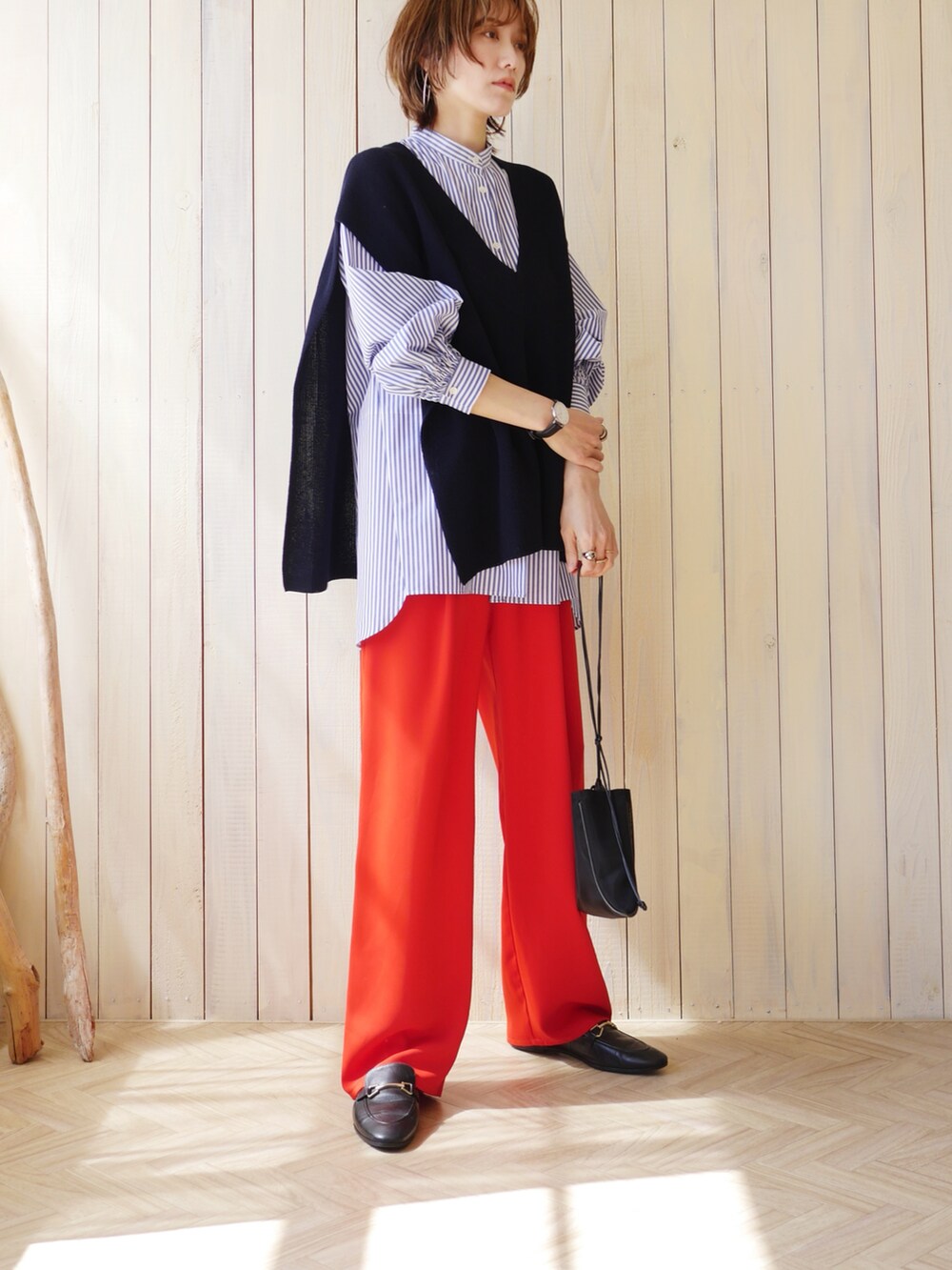 「今日のコスメと服、ストライプシャツ、ベスト、ニットベスト、トラッド、カラーパンツ、赤パンツ、レッド、赤、ローファー、ミニバッグ、巾着バッグ、レイヤードスタイル、シャツスタイル、春ニット」｜「MAISON SPECIALのワイドストレートイージーパンツ【MAISON SPECIAL/メゾンスペシャル】（その他パンツ、レッド系）」を使った、金子三記(miki)さん（レディース・170cm）の春コーディネートの3枚目の写真