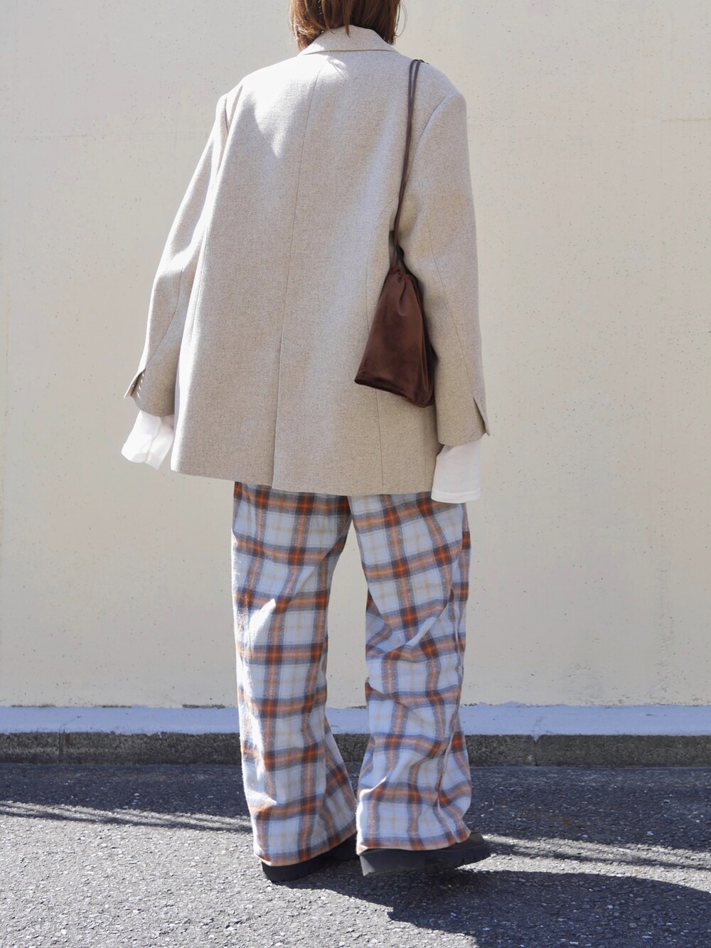 ブラウン系のベスト、ホワイト系のTシャツ/カットソー、ブルー系のその他パンツを着用したレディースの春コーディネートの2枚目の写真