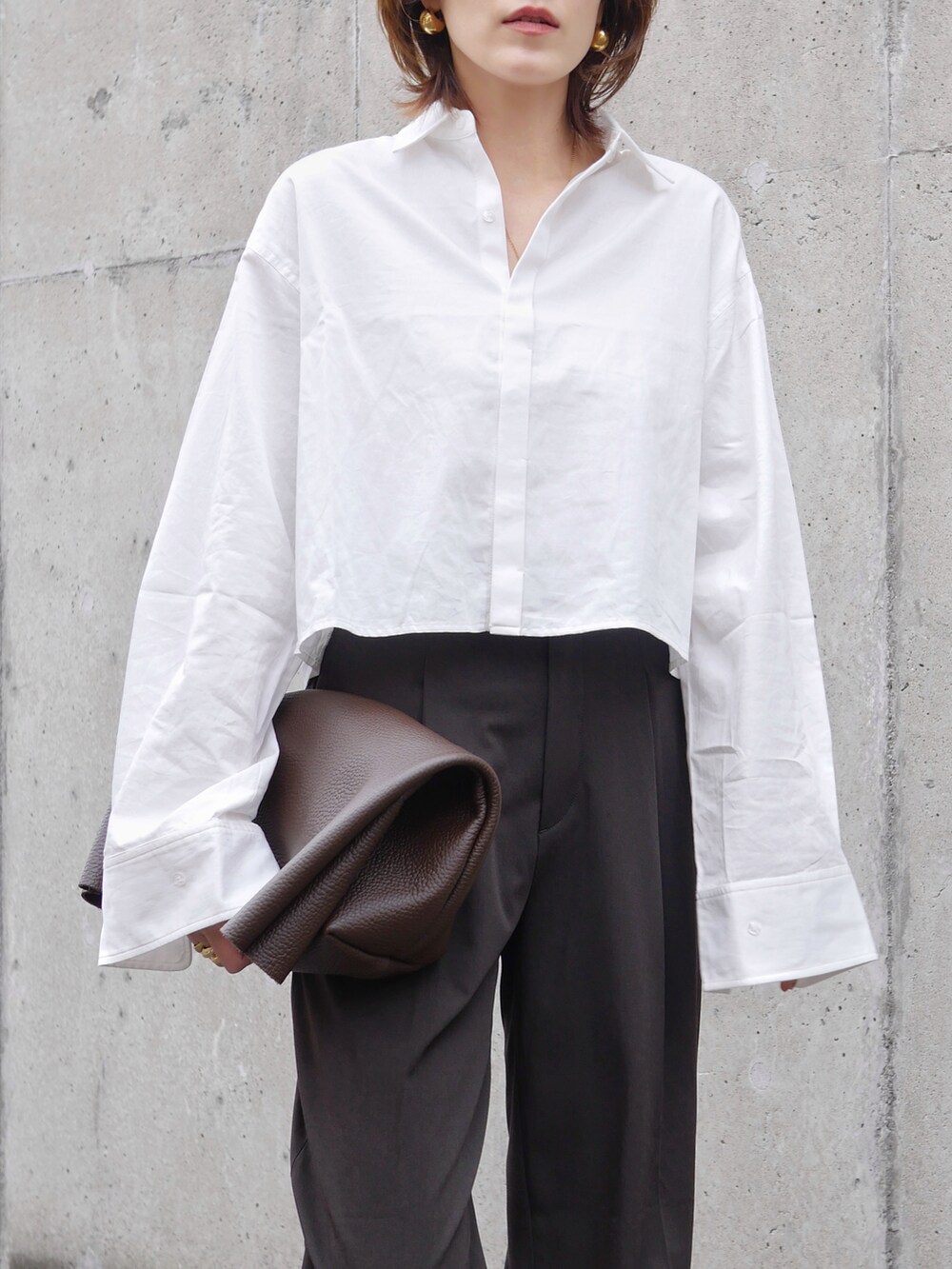 「ショート丈トップス、シャツスタイル、白シャツ、ユニクロ、UNIQLO、スラックス、コンバース、シンプルコーデ、きれいめカジュアル、オフィスカジュアル、今日のコスメと服、カラーパンツ、春コーデ、骨格ナチュラル、プチプラ」｜「M TO Rの［BLOUSE］2WAY TIE DOCKING CROPPED SHIRTS（シャツ/ブラウス、ホワイト系）」を使った、金子三記(miki)さん（骨格ナチュラル・レディース・170cm）の春コーディネートの4枚目の写真