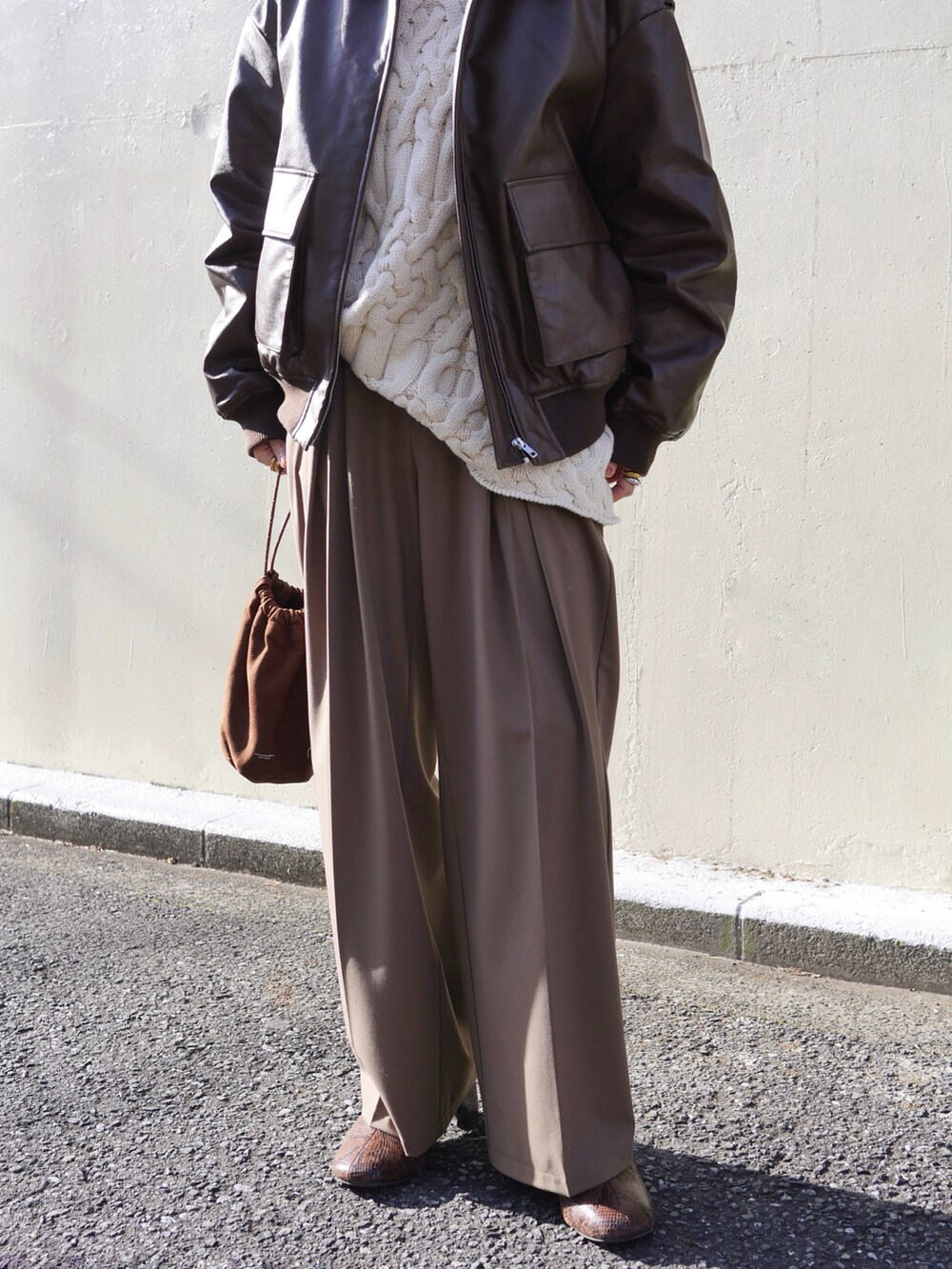 「1chaku、イッチャク、マルチサイズ、PR、ブラウン、ニット、ケーブルニット、レザー、レザージャケット、ブーツ、冬コーデ、冬アウター、骨格ナチュラル、イエベ秋、高身長女子」|「Ungridのフェイクレザーブルゾン(ブルゾン、ブラウン系)」を使った、金子三記(miki)さん(骨格ナチュラル・レディース・170cm)の冬コーディネートの2枚目の写真