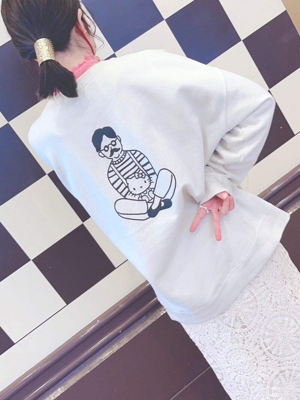 ホワイト系のトップス、ピンク系のTシャツ/カットソー、ホワイト系のスカートを着用したレディースの春コーディネートの2枚目の写真