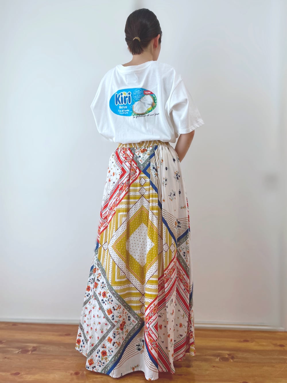 ホワイト系のTシャツ/カットソー、その他のスカート、ブラウン系のサンダルを着用したレディースの秋コーディネートの2枚目の写真