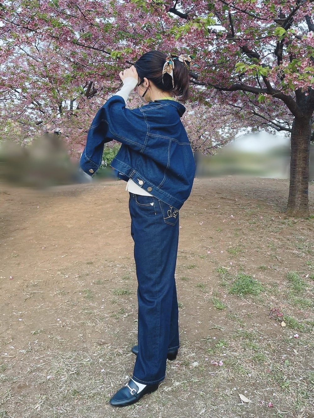 ブルー系のデニムジャケット、ホワイト系のカーディガン/ボレロ、グリーン系のTシャツ/カットソーを着用したレディースの春コーディネートの2枚目の写真