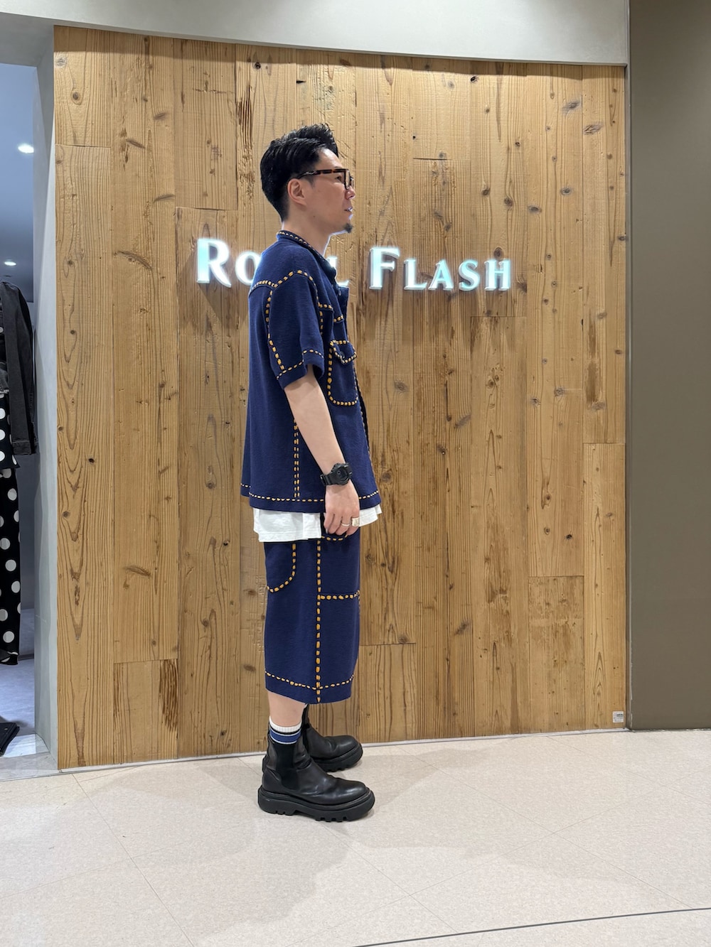 ブルー系のその他パンツ、ブルー系のシャツ/ブラウスを着用したメンズの春コーディネートの4枚目の写真