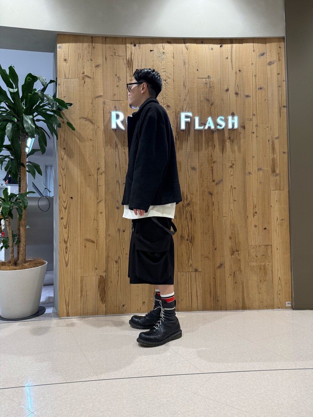 ブラック系のカーゴパンツ、ブラック系のその他アウターを着用したメンズの秋コーディネートの4枚目の写真