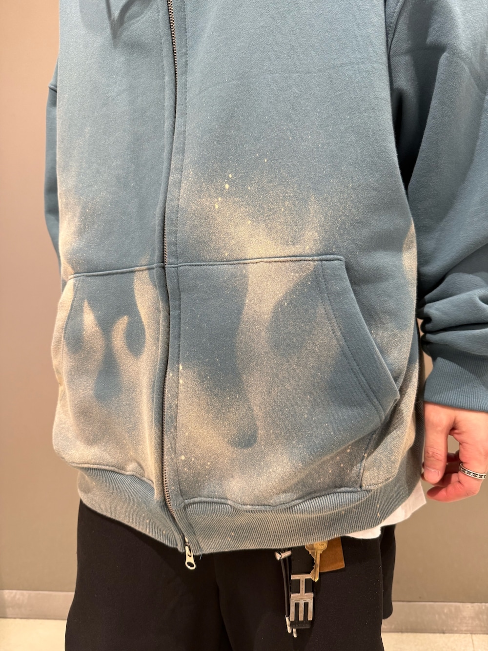 ブルー系のパーカー、ブラック系のその他パンツを着用したメンズの冬コーディネートの5枚目の写真