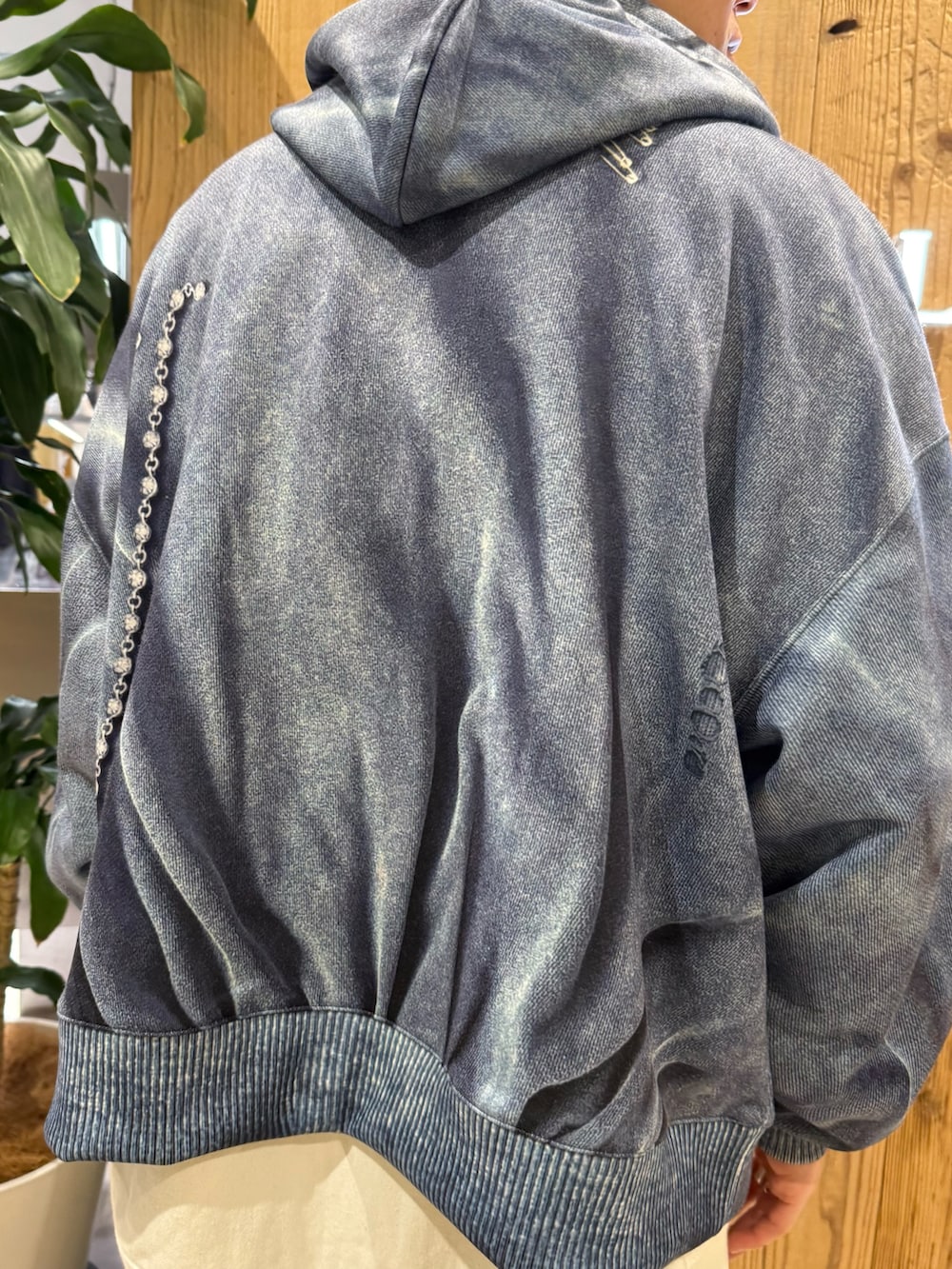 グレー系のパーカー、ブラック系のその他パンツを着用したメンズの冬コーディネートの6枚目の写真