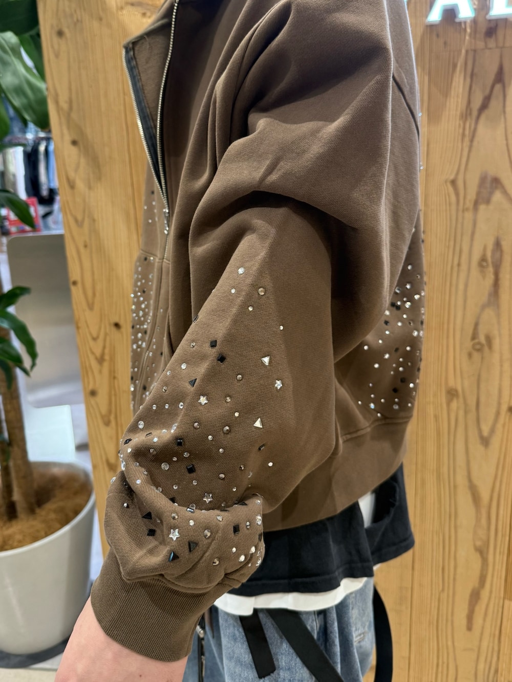 ブラウン系のパーカーを着用したメンズの冬コーディネートの5枚目の写真