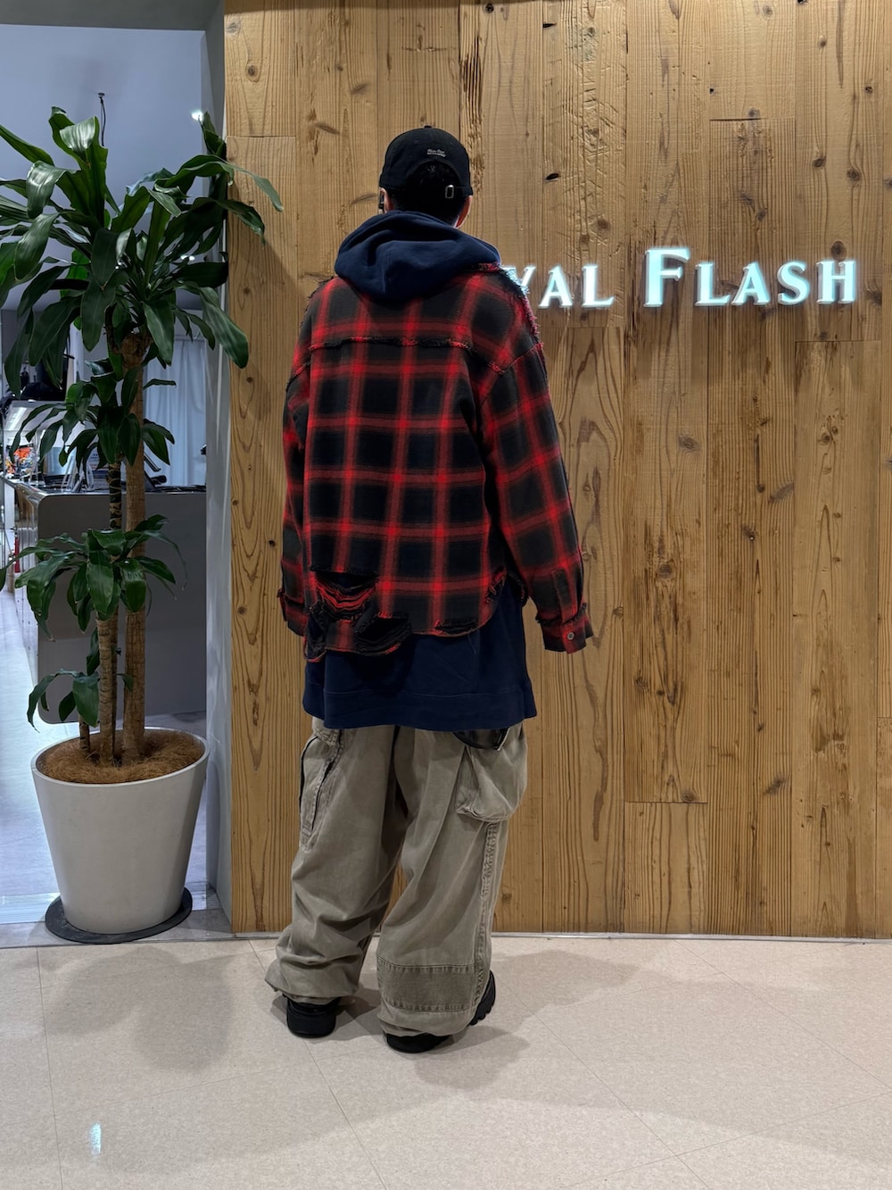 レッド系のシャツ/ブラウスを着用したメンズの冬コーディネートの2枚目の写真