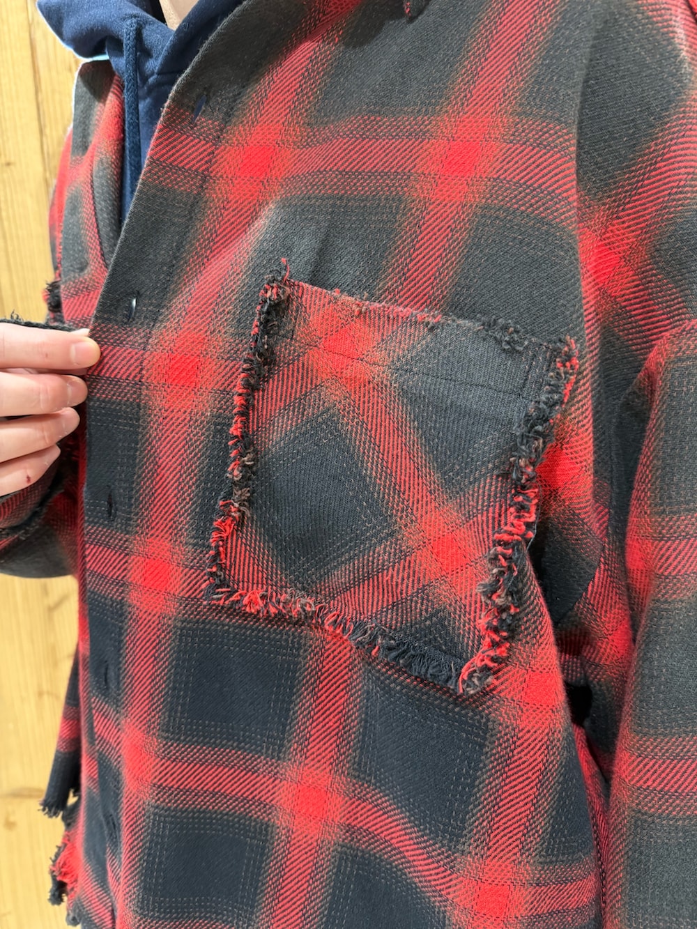 レッド系のシャツ/ブラウスを着用したメンズの冬コーディネートの5枚目の写真