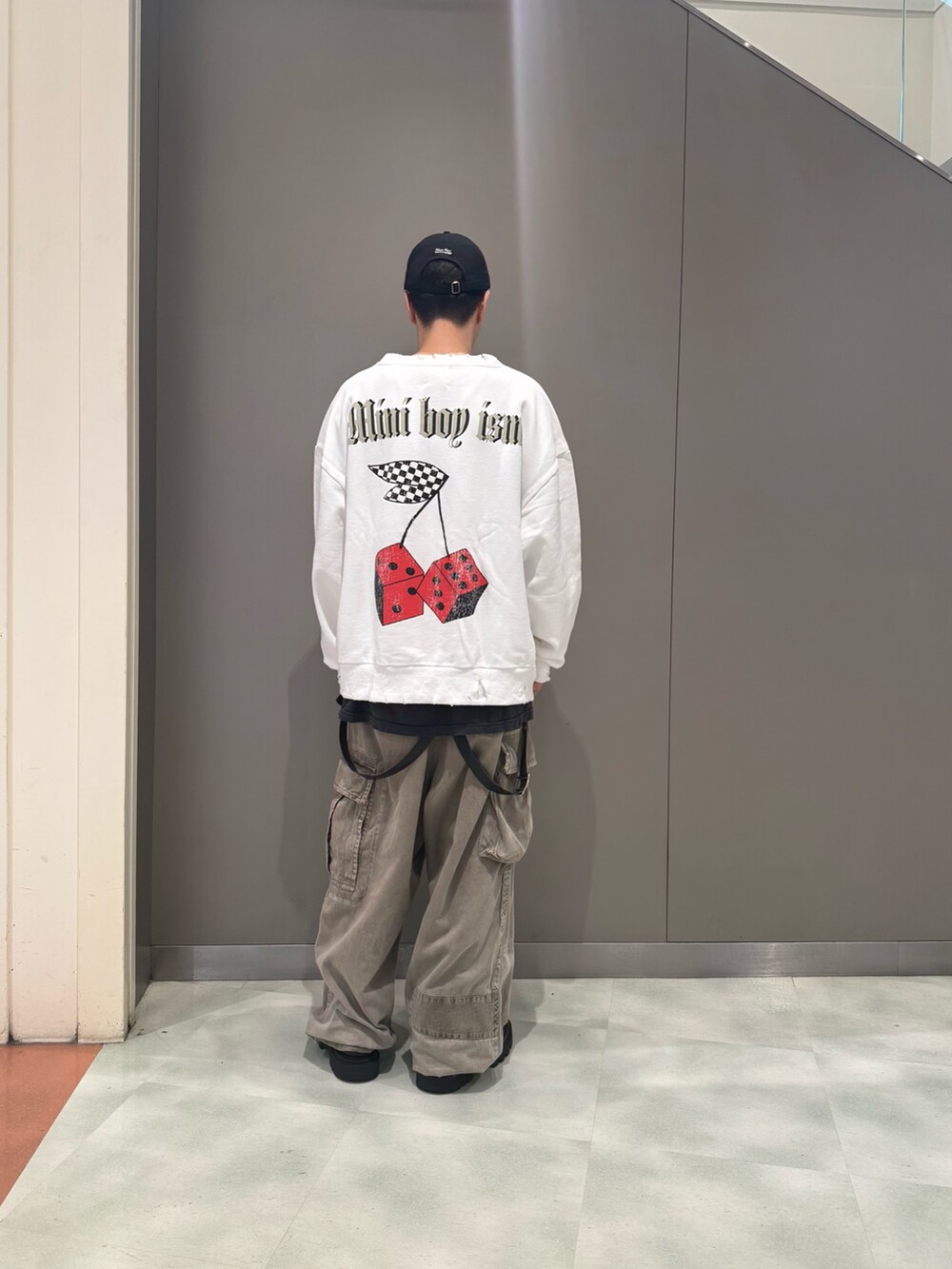 ホワイト系のスウェットを着用したメンズの冬コーディネートの2枚目の写真