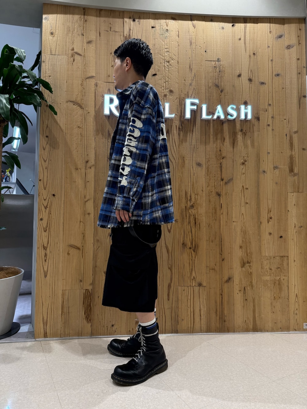 ブルー系のシャツ/ブラウス、ブラック系のカーゴパンツを着用したメンズの秋コーディネートの3枚目の写真