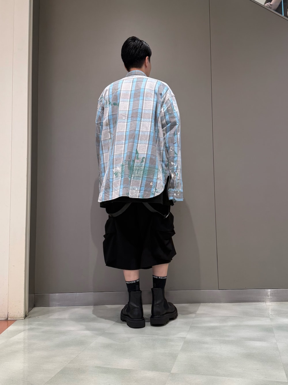 ブラック系のカーゴパンツを着用したメンズの秋コーディネートの2枚目の写真
