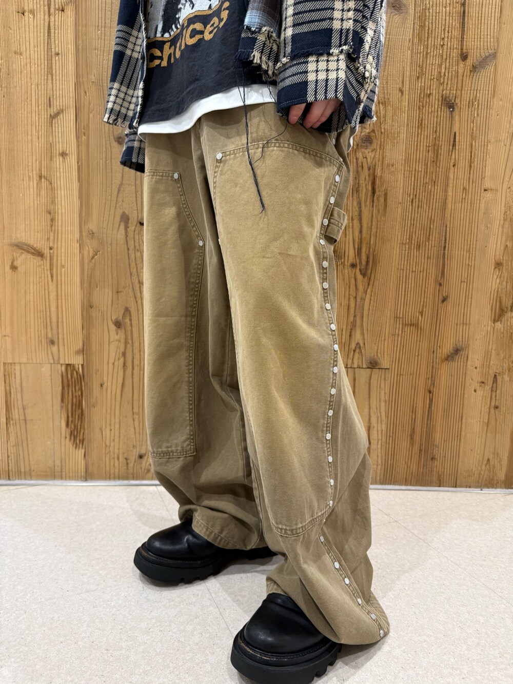 レッド系のシャツ/ブラウス、ベージュ系のその他パンツを着用したメンズの夏コーディネートの5枚目の写真