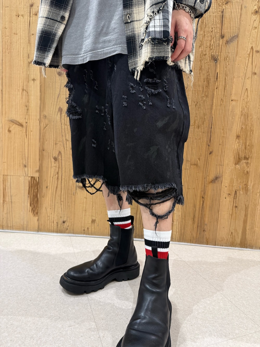 レッド系のシャツ/ブラウス、ブラック系のデニムパンツを着用したメンズの秋コーディネートの5枚目の写真