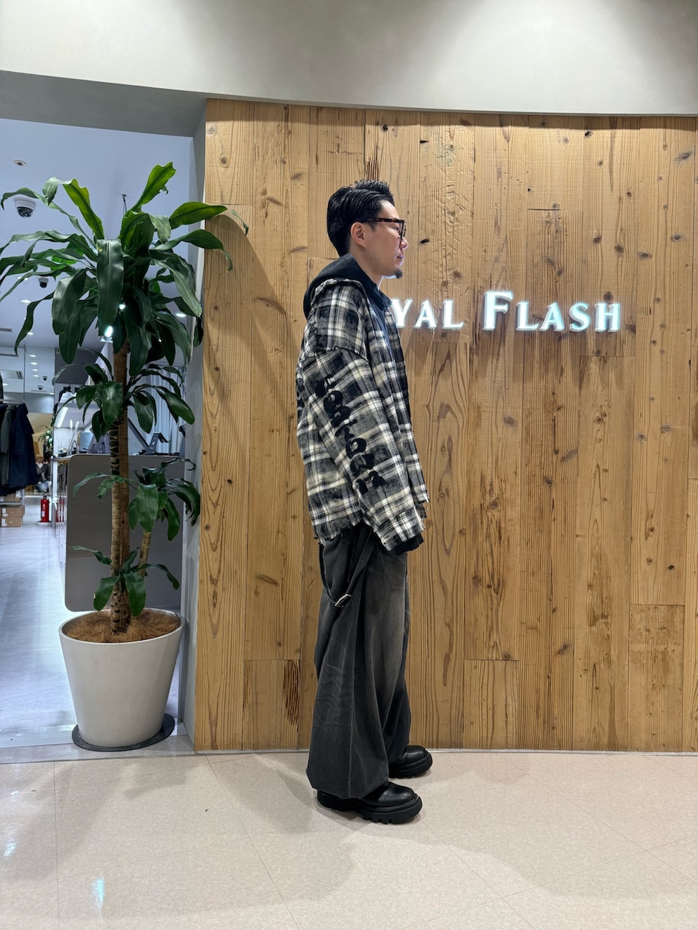 ブラック系のシャツ/ブラウスを着用したメンズの冬コーディネートの4枚目の写真