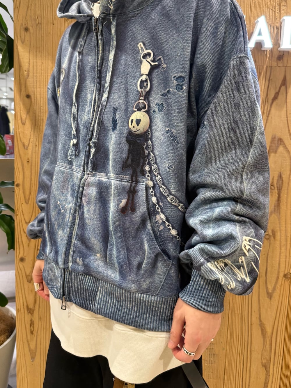 グレー系のパーカー、ブラック系のその他パンツを着用したメンズの冬コーディネートの5枚目の写真