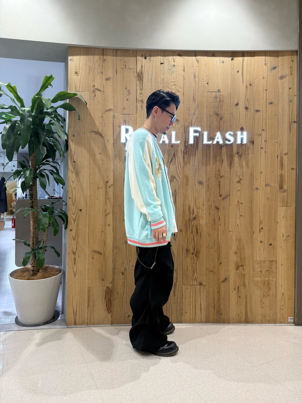 ブラック系のその他パンツ、ブラック系のニット/セーターを着用したメンズの冬コーディネートの4枚目の写真