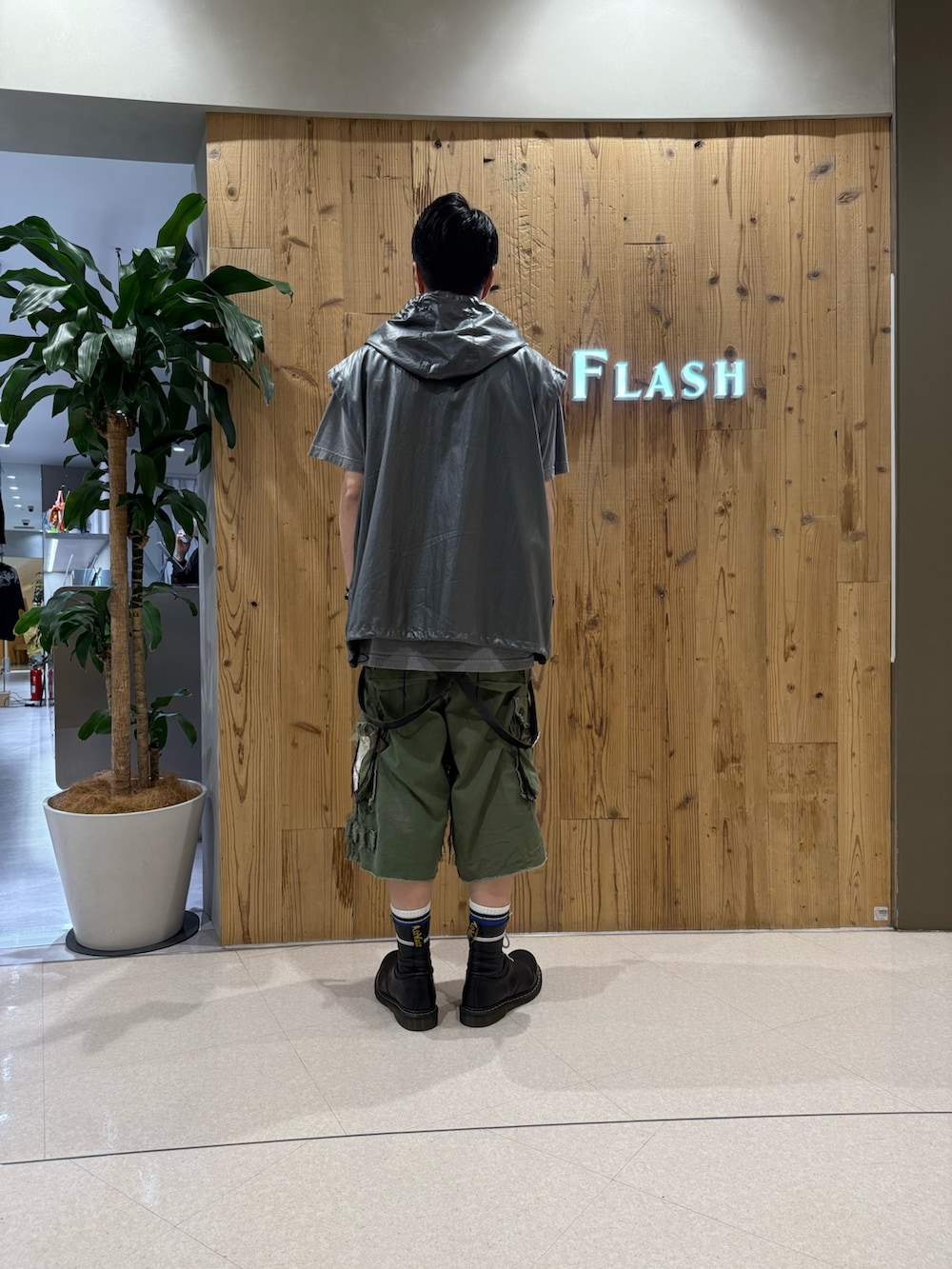 グレー系のその他アウターを着用したメンズの秋コーディネートの2枚目の写真