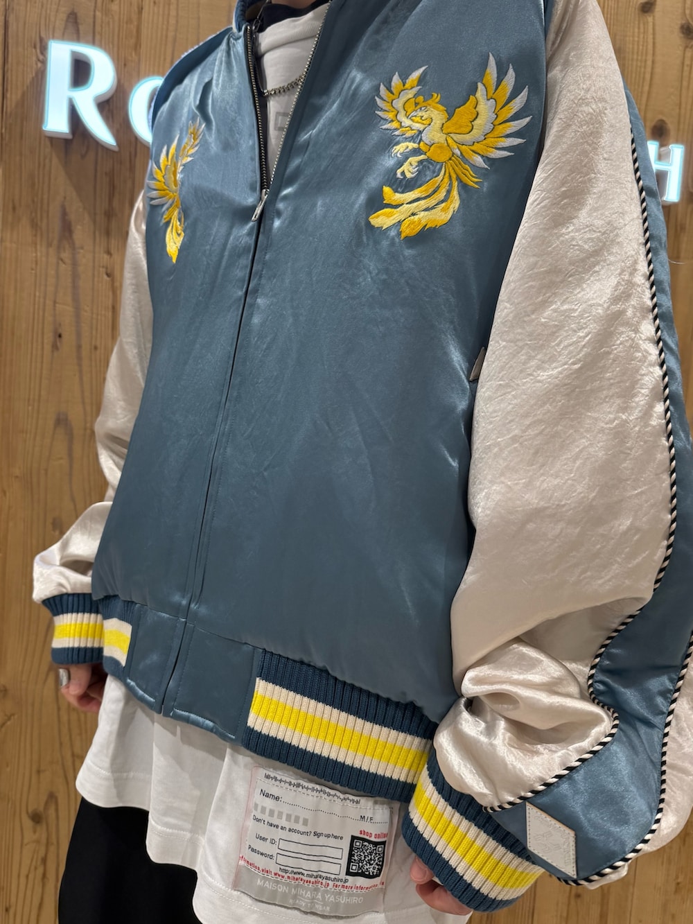 ブラック系のその他パンツ、ブルー系のスカジャンを着用したメンズの冬コーディネートの5枚目の写真