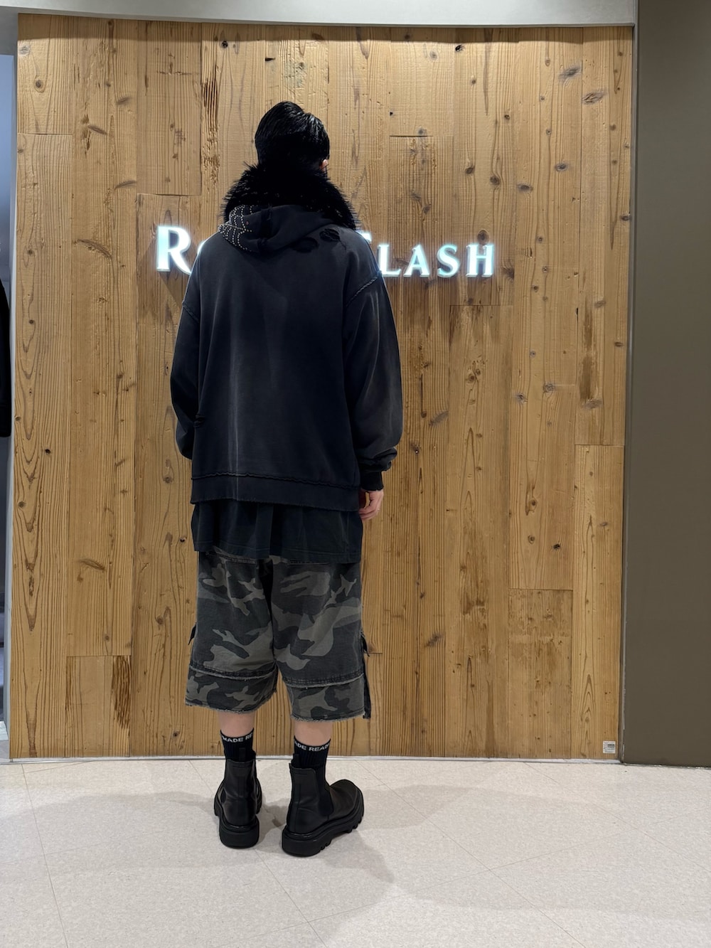 グレー系のパーカー、その他のカーゴパンツを着用したメンズの秋コーディネートの2枚目の写真