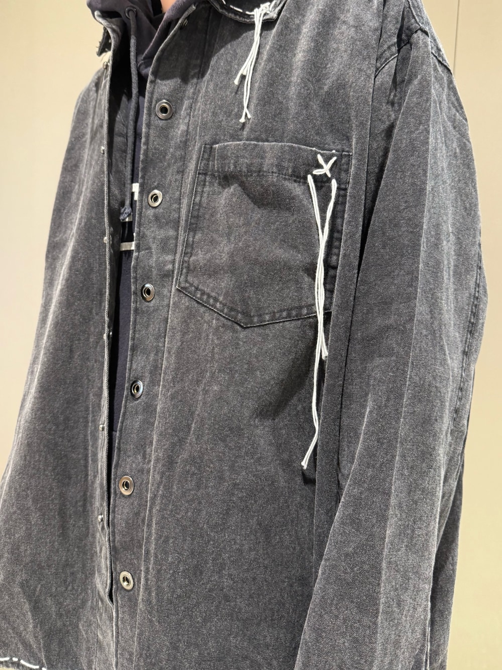 ブラック系のその他パンツ、ブラック系のシャツ/ブラウスを着用したメンズの冬コーディネートの5枚目の写真