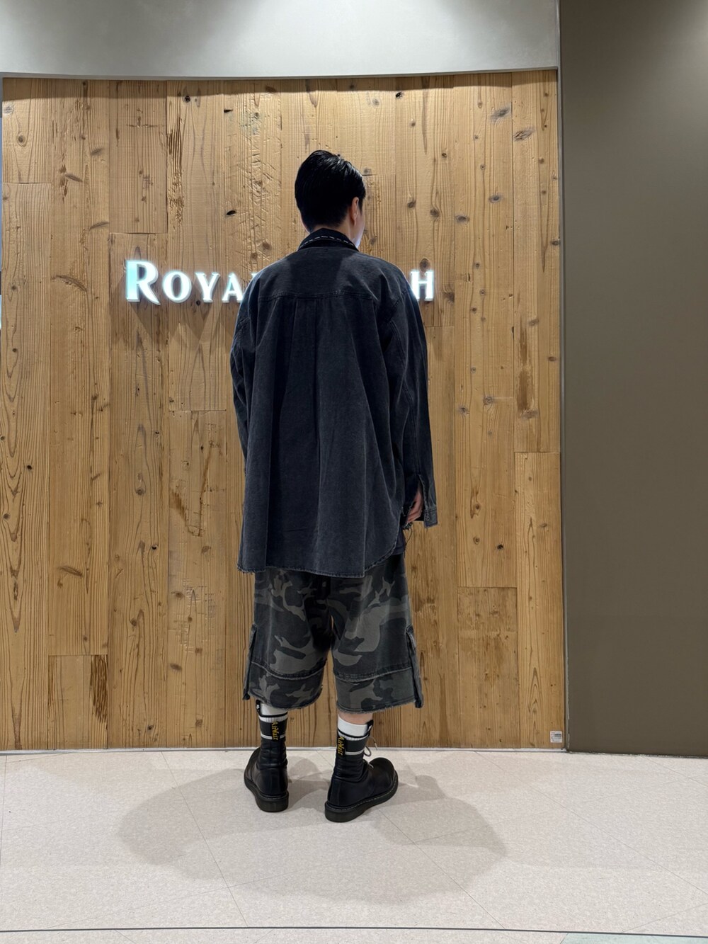 その他のカーゴパンツ、ブラック系のシャツ/ブラウスを着用したメンズの春コーディネートの2枚目の写真