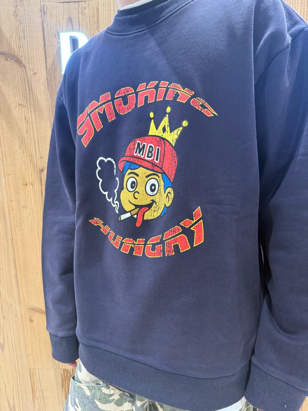 ホワイト系のスウェットを着用したメンズの冬コーディネートの5枚目の写真