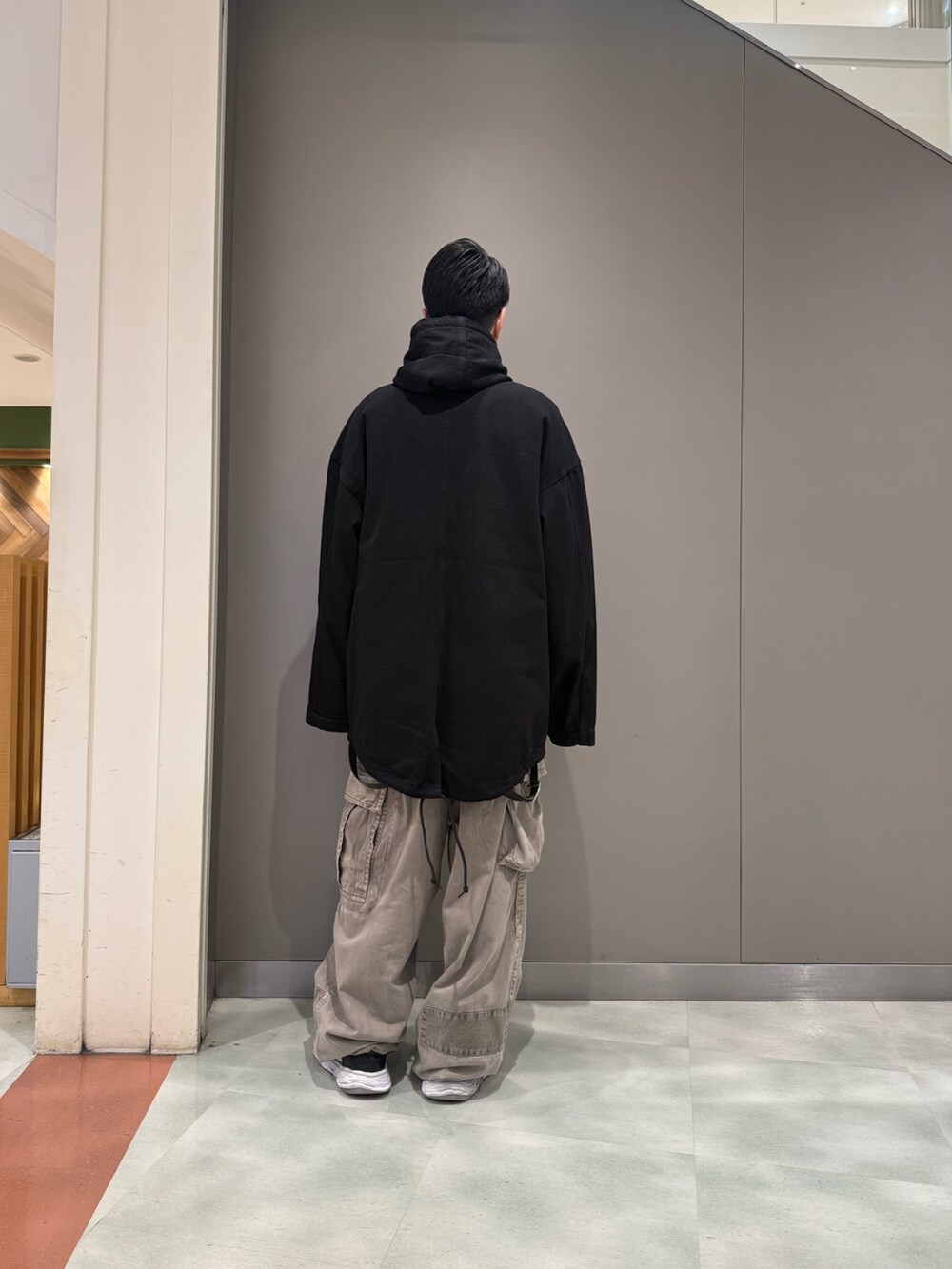 ブラック系のその他アウターを着用したメンズの冬コーディネートの2枚目の写真